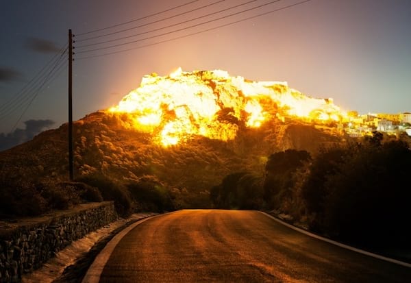 Illusion d'explosion sur une montagne 