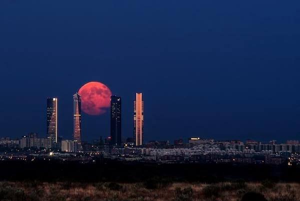 la lune sur Madrid