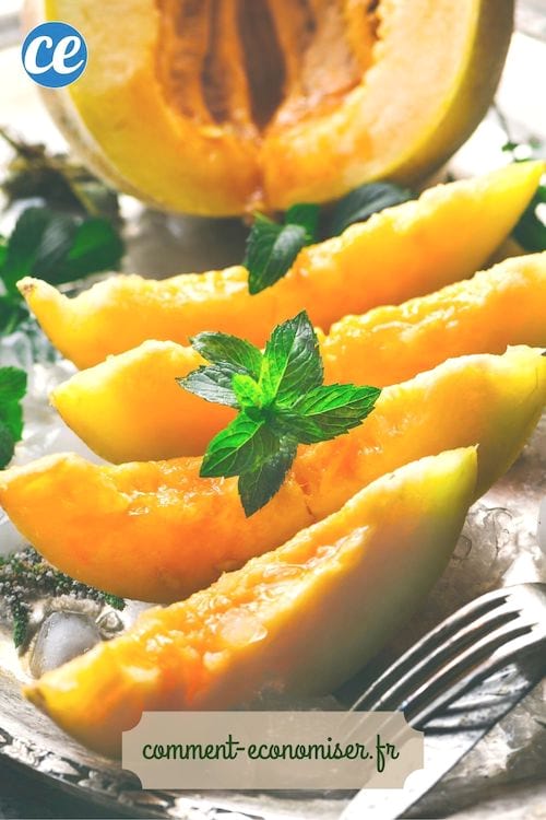 Un melon coupé en tranches, sur un plateau en métal et des glaçons.