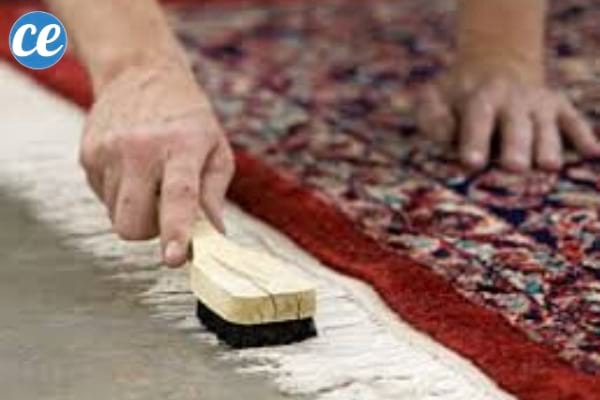 nettoyer un tapis avec une brosse
