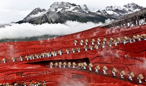 Plusieurs personnes travaillant dans les montagnes de Chine 