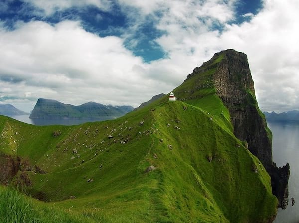 Phare sur les falaises de l'île de Kalsoy 