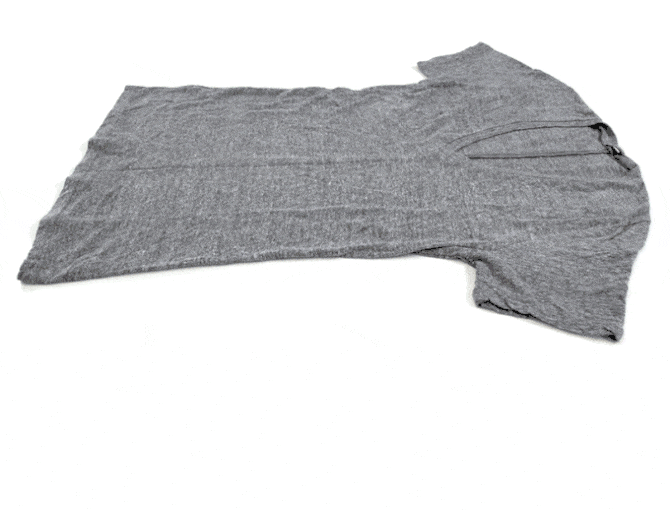 Comment plier un t-shirt à la verticale selon Marie Kondo.