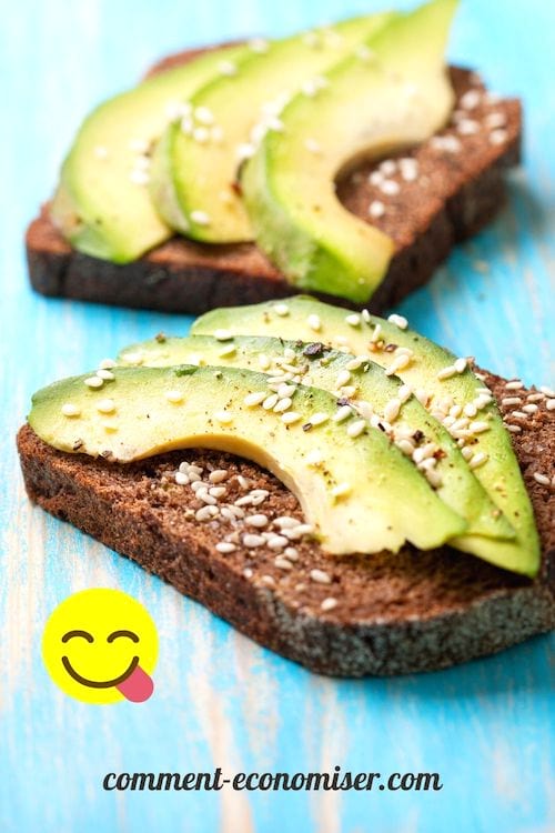 Du pain avec des tranches d'avocat bien mûr, sur fond bleu.