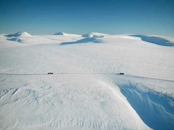 Route au milieu d'un paysage de neige en Russie