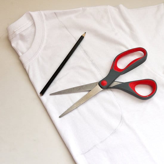 Un vieuxT-shirt avec un crayon pour faire un sac