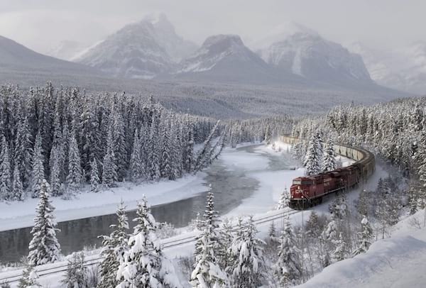 Train de marchandises rouge en hiver