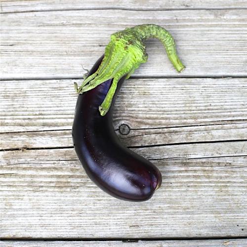 Aubergine "de Barbentane" sur des planches en bois.