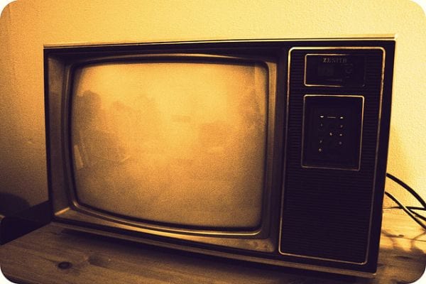vieille télévision sur une table en bois