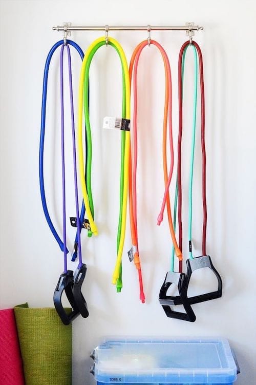 Bar métalliques accrochée au mur et qui sert de rangement pour bandes de résistance