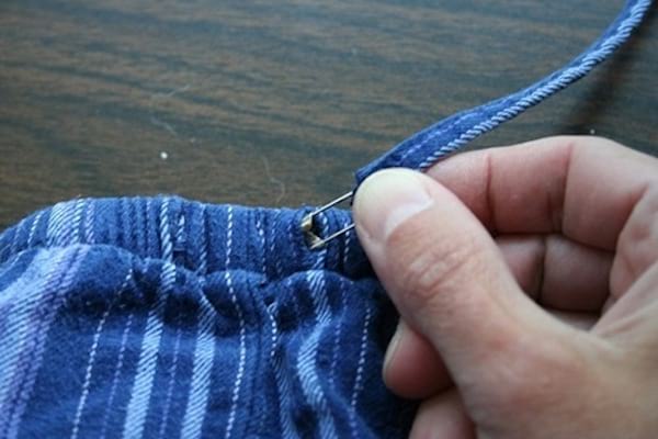 Tuto pour que le cordon de pyjama ne s'en aille pas 