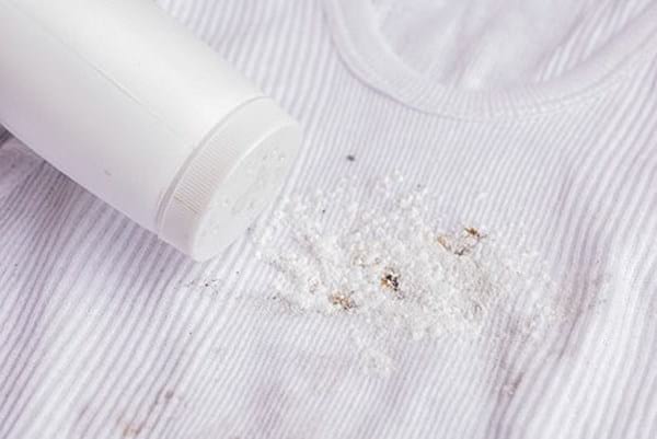 Poudre de talc qui élimine les tâches d'huile