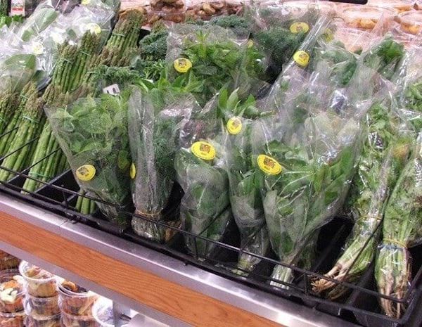 Des herbes aromatiques de mauvaises qualité dans un supermarché
