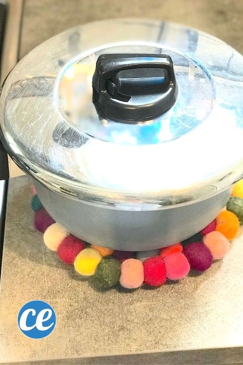 Des feuilles de lierre macèrent dans une casserole avec couvercle pour faire de la lessive