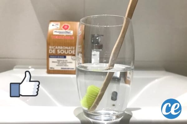 brosse à dents désinfectée avec du bicarbonate de soude dans un verre d'eau
