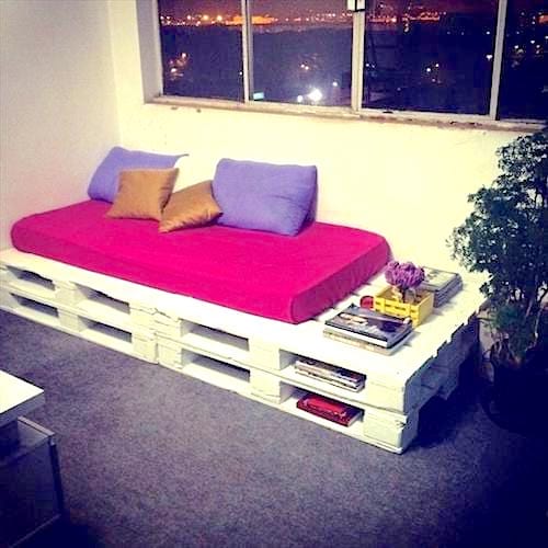 Palettes blanches sous matelas rose 