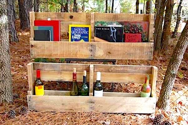 Des palettes installées dans un jardin comme rangement