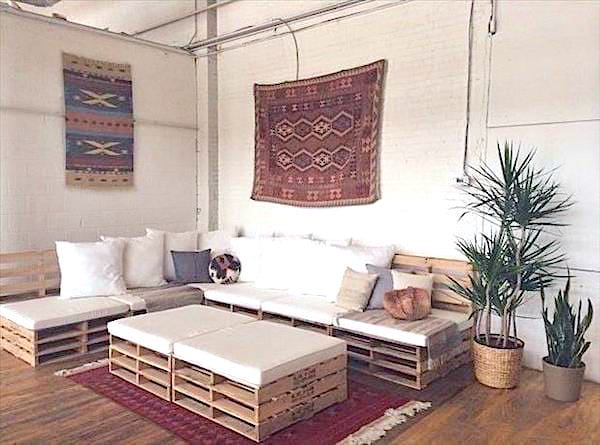 Des palettes en bois pour faire un salon entier avec un grand canapé blanc