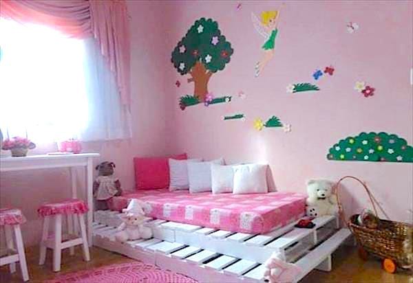 Plusieurs palettes blanches sous un lit de petite fille 