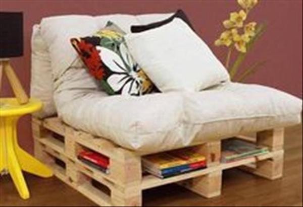 Palettes sous des coussins blancs 