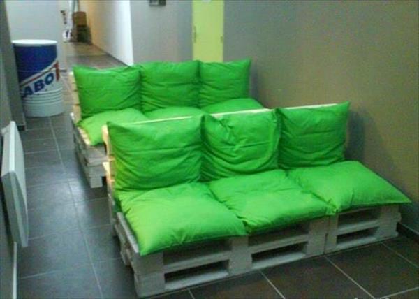 Palettes en dessous de coussins verts 