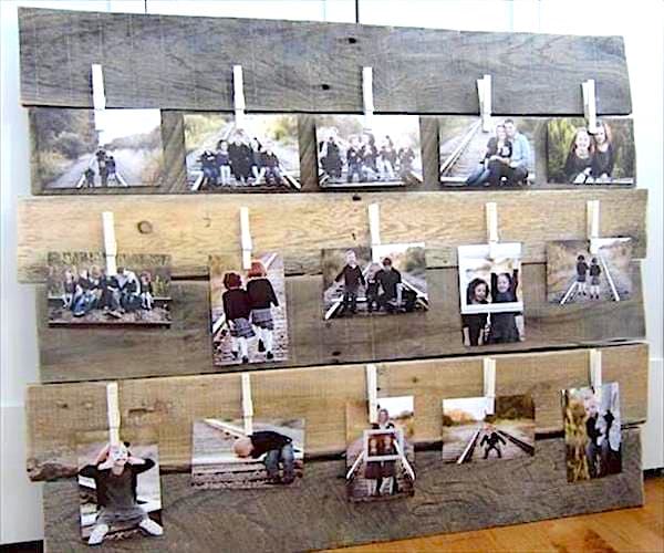 Photos de famille accrochées sur une palette en bois