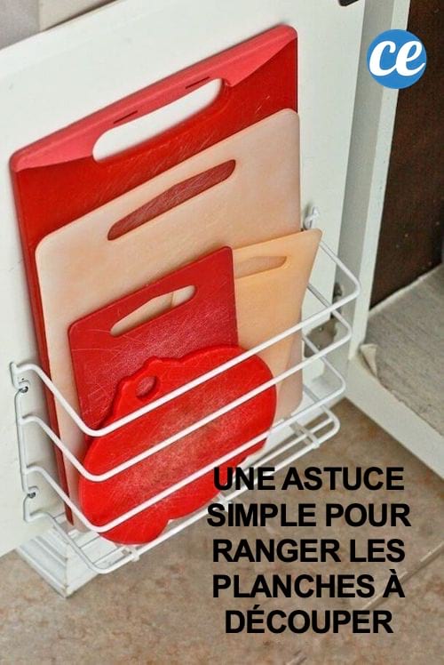 Planche à découper rouge rangées dans un bac blanc en fil métallique 