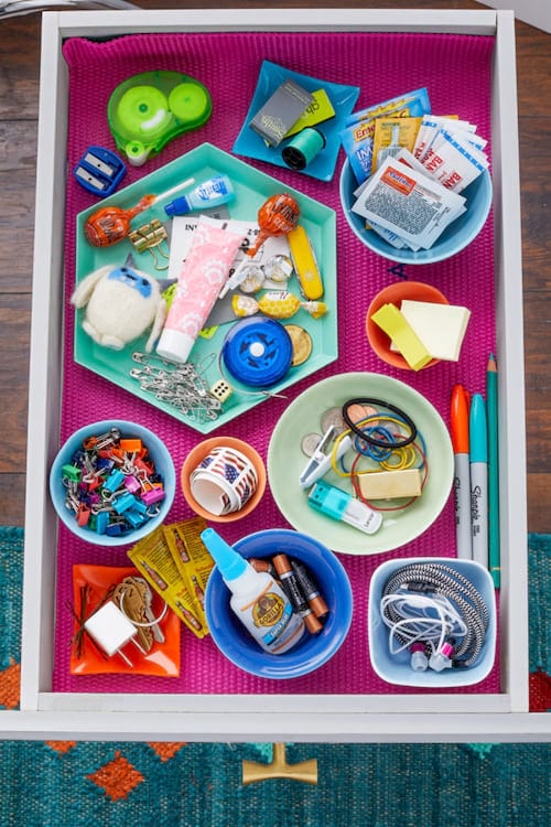 Plateau dans un tiroir réutilisable qui sert de rangement pour plusieurs petits choses comme des fournitures 