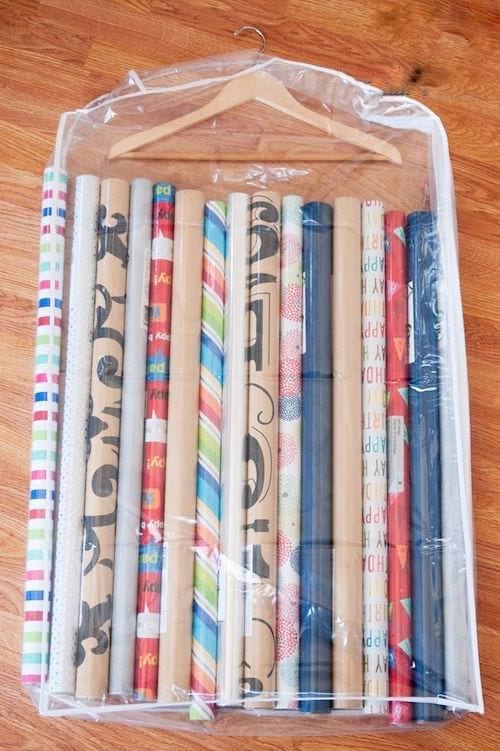 Rouleaux d'emballage rangés dans un sac à vêtements avec un cintre 