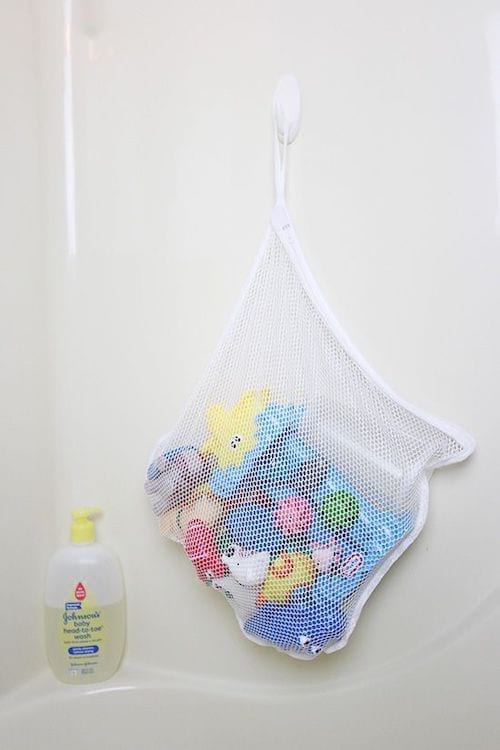 Sac de filet blanc qui sert de rangement pour jouets de bains 