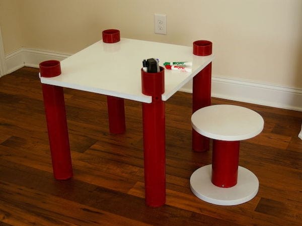 Une table et un tabouret blanc et rouge en PVC 