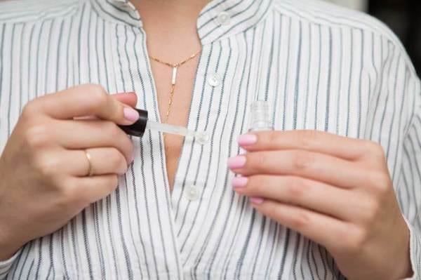 Vernis à ongles sur boutons de chemise pour éviter leurs chute