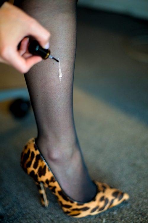 Le vernis à ongles transparent sur un collant pour y remédier contre un troue 