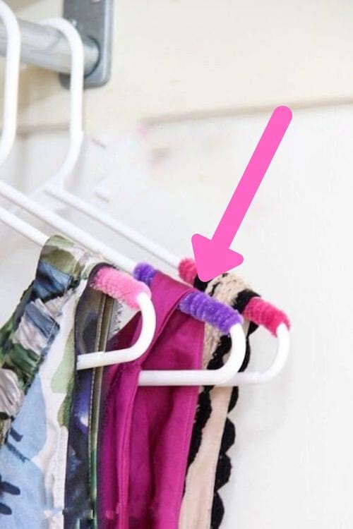 Cintres blancs accrochés pour y mettre des vêtements