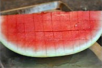 Une pastèque coupée en grille de petits carrés.