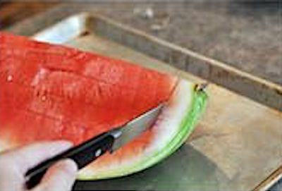 Un couteau qui coupe la chair d’une pastèque.