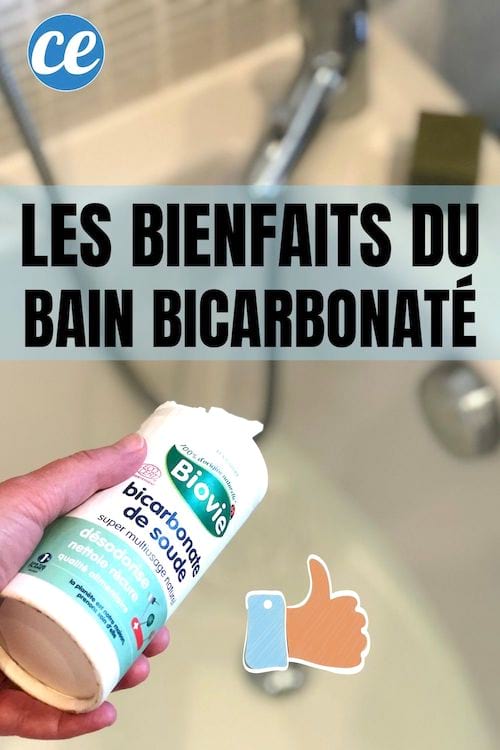 Du bicarbonate versé dans un bain pour profiter de ses bienfaits