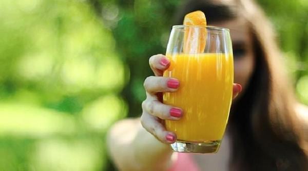 Un grand verre de jus d'orange avec du chlorure de magnésium