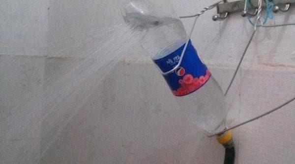 Une douche faite avec une bouteille en plastique
