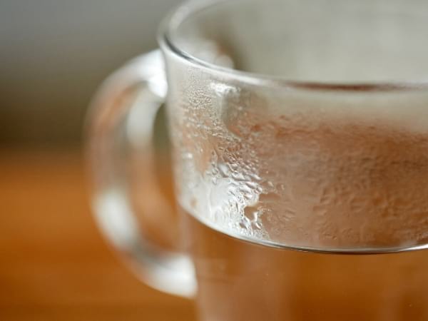 Une boisson chaude dans une tasse transparente