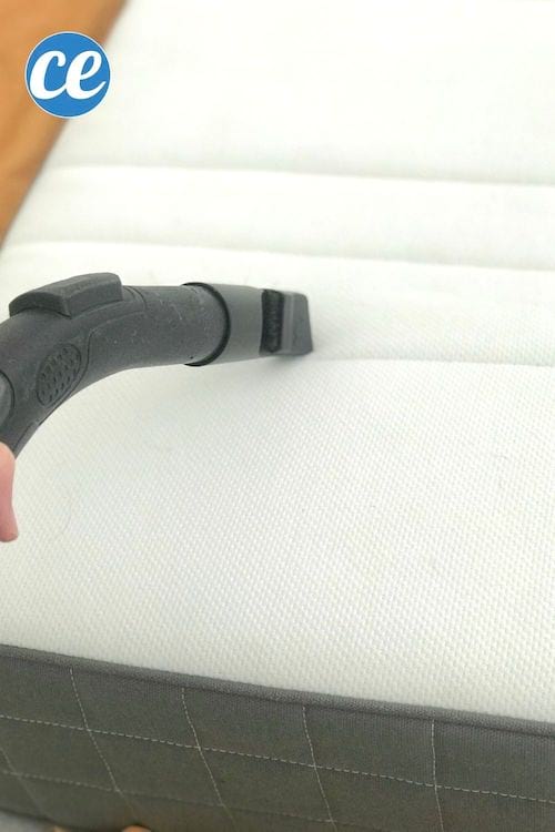 Passer l'aspirateur sur un matelas pour éliminer les acariens