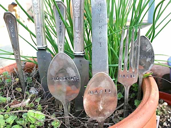 Des vieux couverts en métal comme étiquette de potager