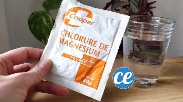 Un sachet de chlorure de magnésium cooper et de l'eau pour combattre la fatigue passagère
