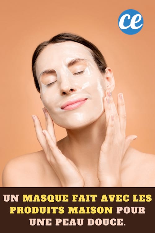 Femme avec un masque visage fait-maison : Un Masque Fait avec les Produits Maison pour une Peau Douce.