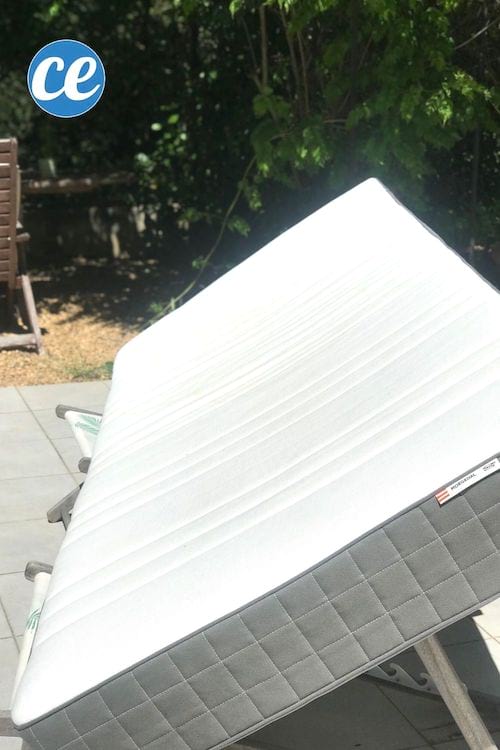 Un matelas exposé au soleil pour éliminer les acariens