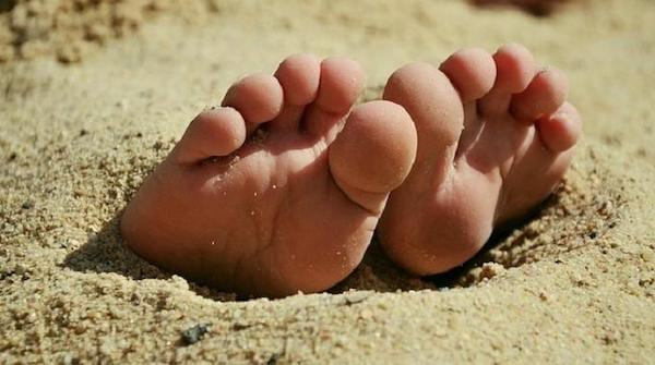 Des pieds gonflés par la chaleur qu'on peut soulager grâce au chlorure de magnesium