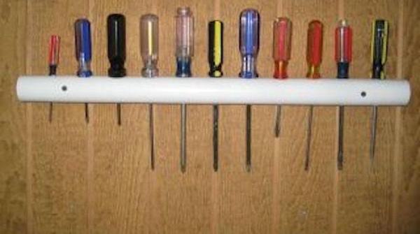 Un rangement pour les tournevis fait avec un tuyau PVC