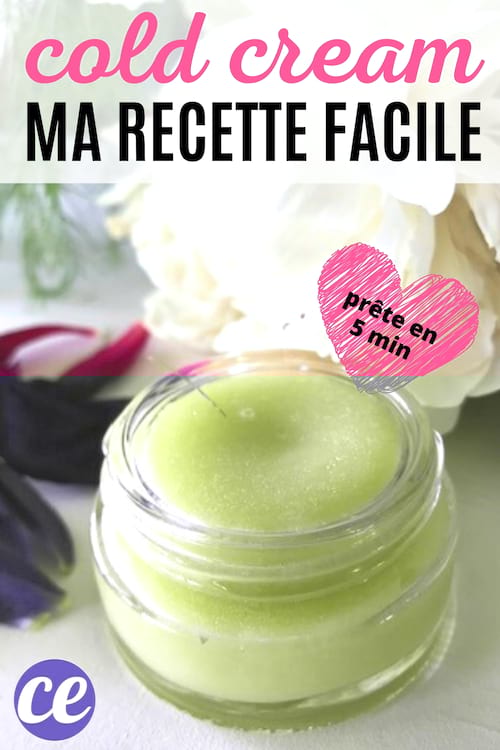 Un pot transparent de crème cold cream faite maison avec des pétales de roses