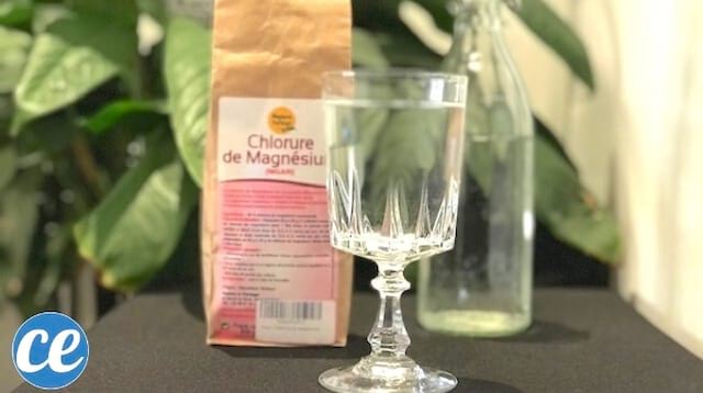 Un verre à pied d'eau et du chlorure de magnésium