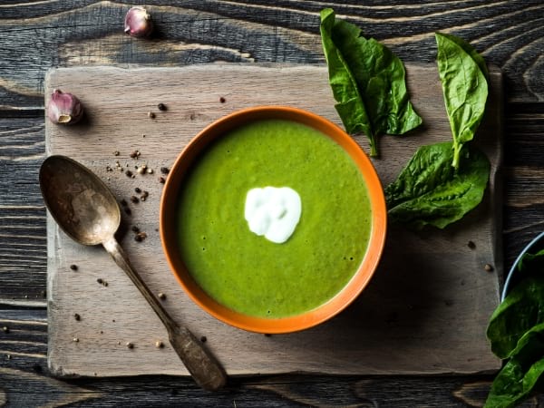 Une soupe de légumes verts pour faciliter la perte de poids